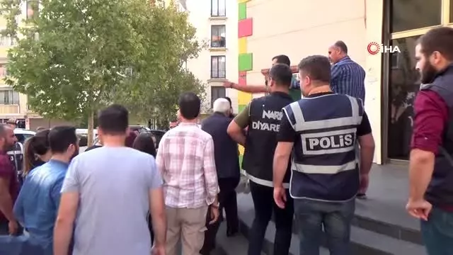 HDP önündeki aileler ile partililer arasında gerginlik yaşandı: Eylem yapan anneye hakaret ettiler HDP önündeki aileler ile partililer arasında gerginlik yaşandı: Eylem yapan anneye hakaret ettiler