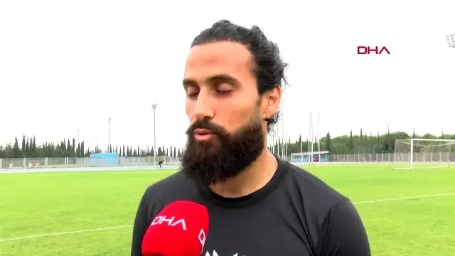 Hem futbolcu, hem kaptan, hem de teknik direktör1 Hem futbolcu, hem kaptan, hem de teknik direktör1