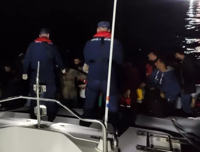 İzmir'de 405 kaçak göçmen yakalandı İzmir'de 405 kaçak göçmen yakalandı