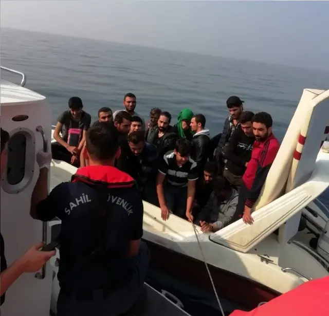 İzmir'de 405 kaçak göçmen yakalandı İzmir'de 405 kaçak göçmen yakalandı