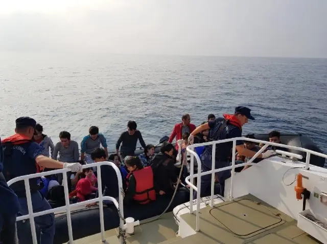 İzmir'de 405 kaçak göçmen yakalandı İzmir'de 405 kaçak göçmen yakalandı