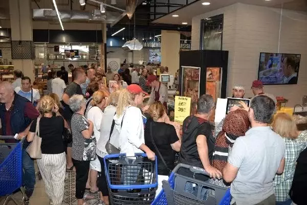 İzmir'in yeni alışveriş merkezi müşterileriyle buluştu İzmir'in yeni alışveriş merkezi müşterileriyle buluştu