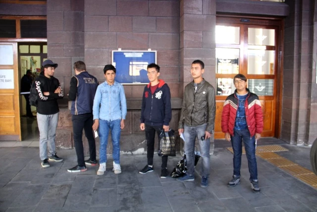Erzurum'da Kaçak Afgan uyruklu şahıslar Doğu Ekspresine binerken polise yakalandı ile ilgili görsel sonucu