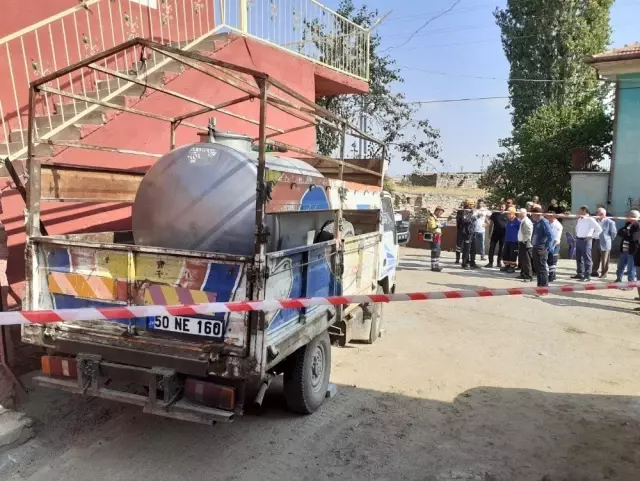 Kamyonet ile duvar arasında sıkışan sütçü öldü Kamyonet ile duvar arasında sıkışan sütçü öldü