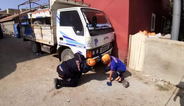 Kamyonet ile duvar arasında sıkışan sütçü öldü Kamyonet ile duvar arasında sıkışan sütçü öldü