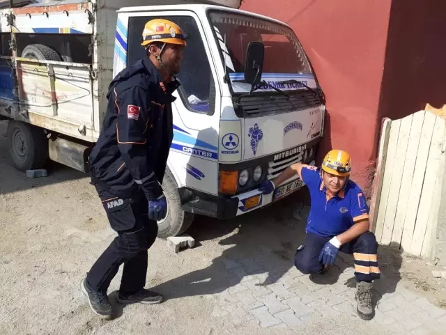Kamyonet ile duvar arasında sıkışan sütçü öldü Kamyonet ile duvar arasında sıkışan sütçü öldü