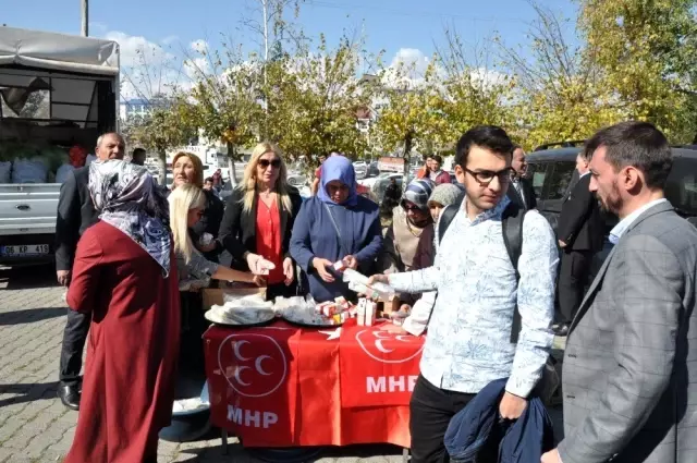 Kars MHP Kadın Kolları şehitler için helva dağıttı Kars MHP Kadın Kolları şehitler için helva dağıttı