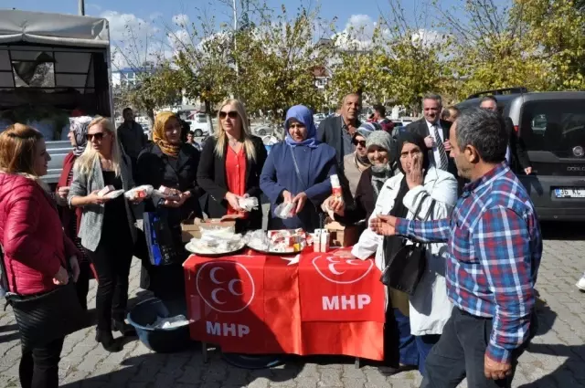 Kars MHP Kadın Kolları şehitler için helva dağıttı Kars MHP Kadın Kolları şehitler için helva dağıttı