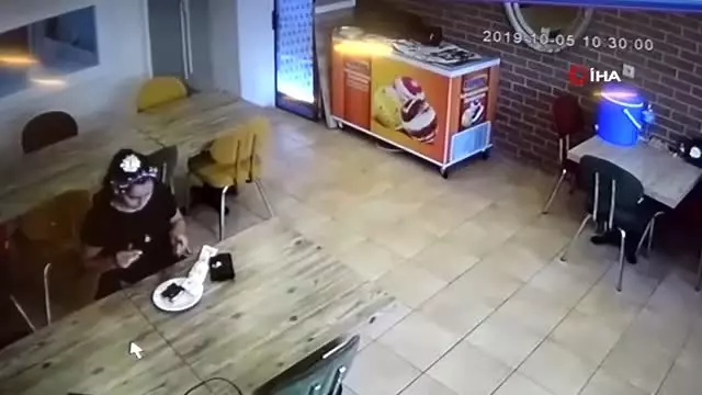 Yediği baklavanın parasını vermemek için saçını koparıp tatlının içine koydu Yediği baklavanın parasını vermemek için saçını koparıp tatlının içine koydu
