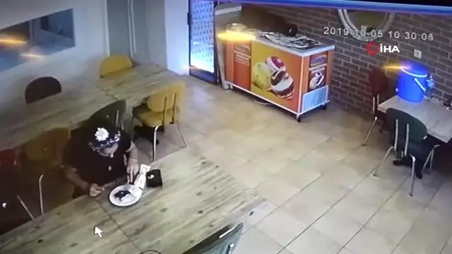 Yediği baklavanın parasını vermemek için saçını koparıp tatlının içine koydu Yediği baklavanın parasını vermemek için saçını koparıp tatlının içine koydu