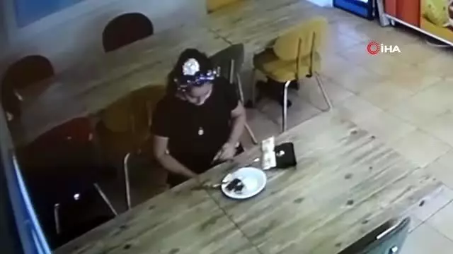 Yediği baklavanın parasını vermemek için saçını koparıp tatlının içine koydu Yediği baklavanın parasını vermemek için saçını koparıp tatlının içine koydu