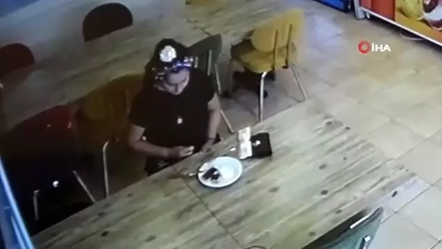 Yediği baklavanın parasını vermemek için saçını koparıp tatlının içine koydu Yediği baklavanın parasını vermemek için saçını koparıp tatlının içine koydu