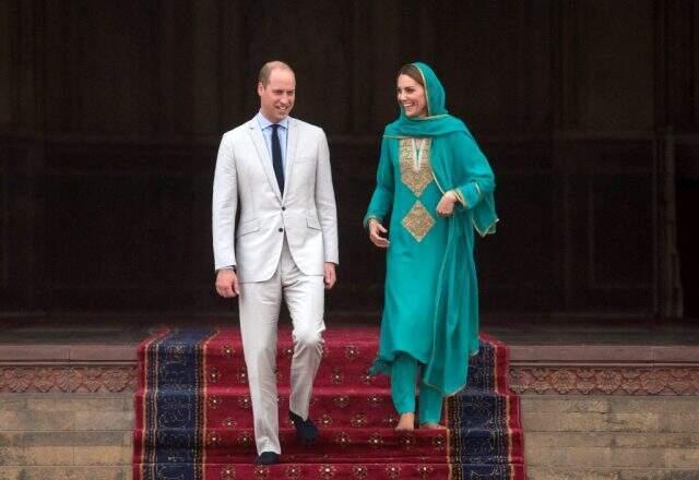 Kraliyet gelini Kate Middleton, cami ziyareti sırasında başörtüsü takıp Kur'an dinledi