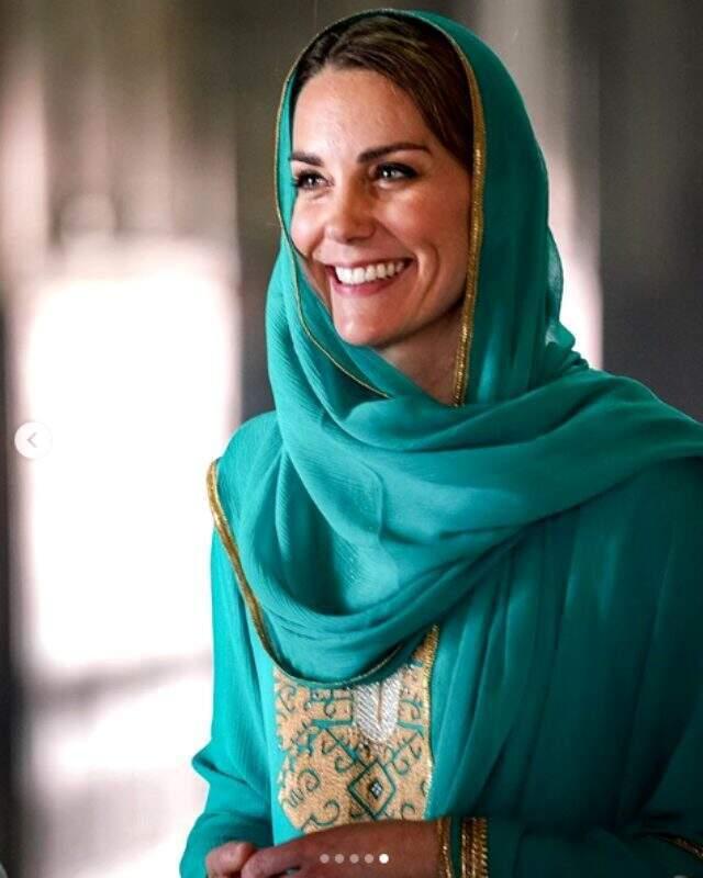 Kraliyet gelini Kate Middleton, cami ziyareti sırasında başörtüsü takıp Kur'an dinledi
