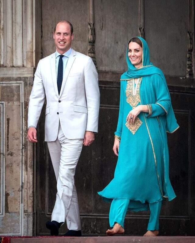 Kraliyet gelini Kate Middleton, cami ziyareti sırasında başörtüsü takıp Kur'an dinledi
