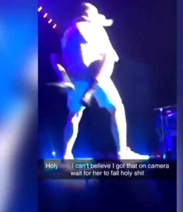 Lady Gaga, konserde kucak dansı yaparken sahneden düştü
