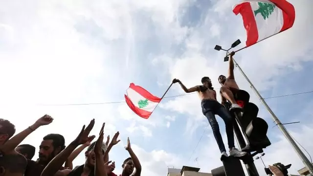 Lübnan'da Whatsapp'a vergi içeren reform halkı sokağa döktü: Hükümetin istifası isteniyor Lübnan'da Whatsapp'a vergi içeren reform halkı sokağa döktü: Hükümetin istifası isteniyor