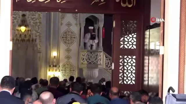 Mehmetçik için dev Türk bayrağı açıp Fransa'ya tepki gösterdiler Mehmetçik için dev Türk bayrağı açıp Fransa'ya tepki gösterdiler