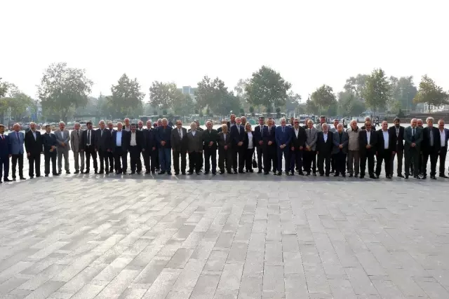 Muhtarlar Derneği Federasyon Başkanı Erdem, Atatürk anıtına çelenk koydu Muhtarlar Derneği Federasyon Başkanı Erdem, Atatürk anıtına çelenk koydu