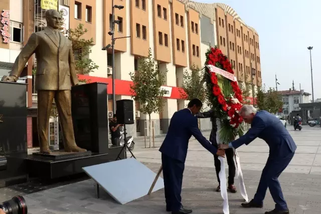 Muhtarlar Derneği Federasyon Başkanı Erdem, Atatürk anıtına çelenk koydu Muhtarlar Derneği Federasyon Başkanı Erdem, Atatürk anıtına çelenk koydu
