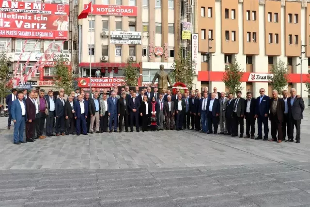 Muhtarlar Derneği Federasyon Başkanı Erdem, Atatürk anıtına çelenk koydu Muhtarlar Derneği Federasyon Başkanı Erdem, Atatürk anıtına çelenk koydu