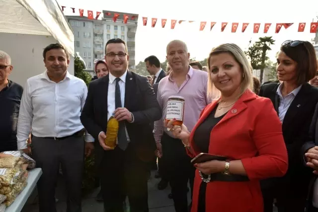 Mustafakemalpaşa'nın yöresel ürünleri festivalde sergilendi Mustafakemalpaşa'nın yöresel ürünleri festivalde sergilendi