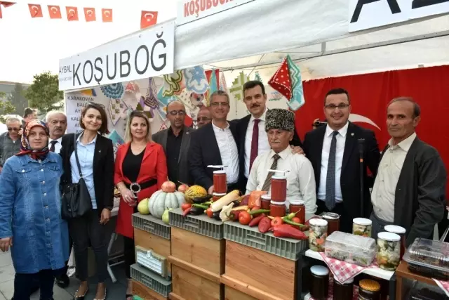 Mustafakemalpaşa'nın yöresel ürünleri festivalde sergilendi Mustafakemalpaşa'nın yöresel ürünleri festivalde sergilendi