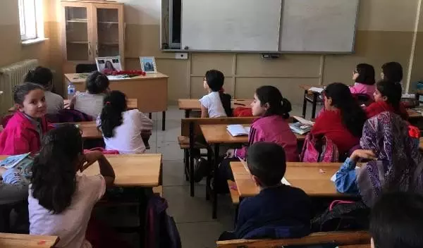 Öğrencileri Cemile öğretmeni gözyaşlarıyla andı