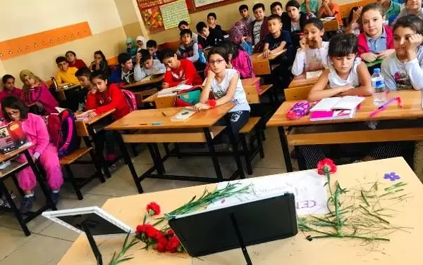 Öğrencileri Cemile öğretmeni gözyaşlarıyla andı