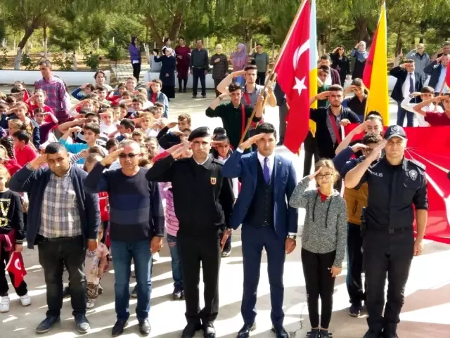 Öğrencilerin Jandarma'ya yürüyüşü sonunda bayrak komutana teslim edildi