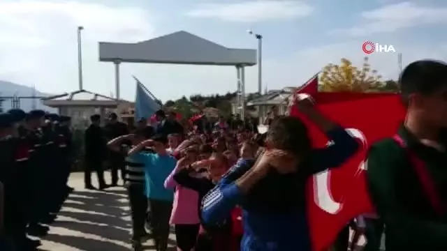 Öğrencilerin jandarmaya yürüyüşü sonunda bayrak komutana teslim edildi Öğrencilerin jandarmaya yürüyüşü sonunda bayrak komutana teslim edildi