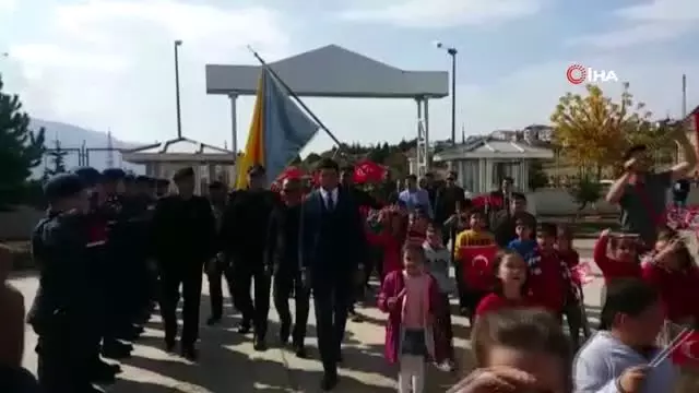 Öğrencilerin jandarmaya yürüyüşü sonunda bayrak komutana teslim edildi Öğrencilerin jandarmaya yürüyüşü sonunda bayrak komutana teslim edildi