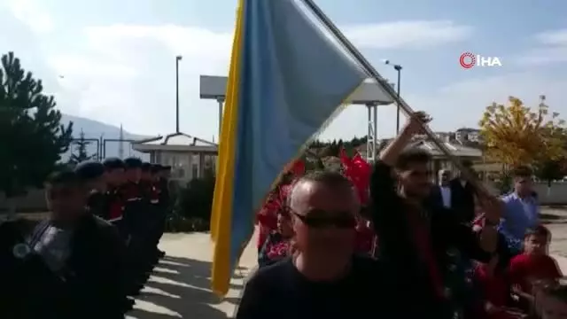 Öğrencilerin jandarmaya yürüyüşü sonunda bayrak komutana teslim edildi Öğrencilerin jandarmaya yürüyüşü sonunda bayrak komutana teslim edildi