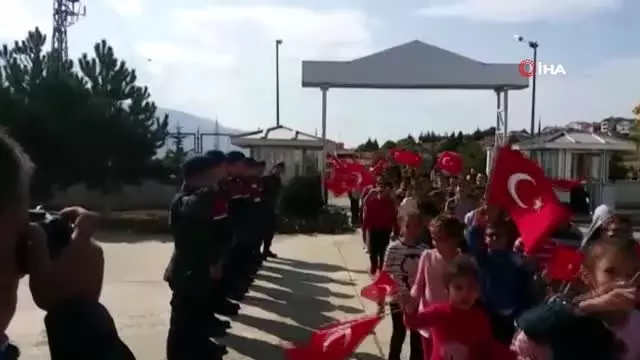 Öğrencilerin jandarmaya yürüyüşü sonunda bayrak komutana teslim edildi Öğrencilerin jandarmaya yürüyüşü sonunda bayrak komutana teslim edildi