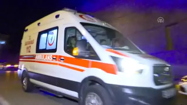 Otomobil ağaçlık alana devrildi: 3 yaralı Otomobil ağaçlık alana devrildi: 3 yaralı