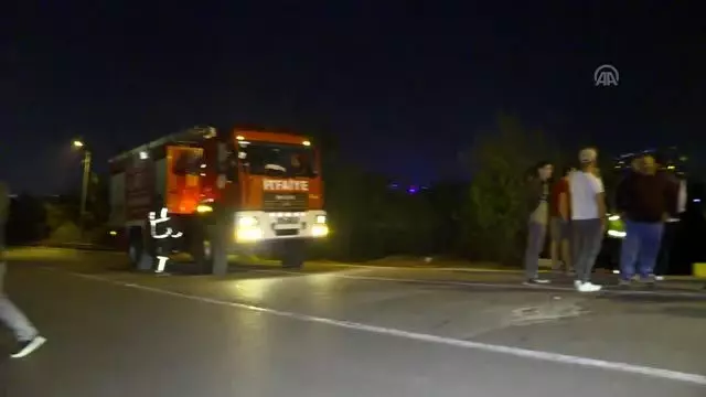 Otomobil ağaçlık alana devrildi: 3 yaralı Otomobil ağaçlık alana devrildi: 3 yaralı