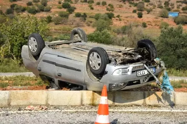 Otomobil refüje çarpıp takla attı, aynı aileden 4 kişi yaralandı