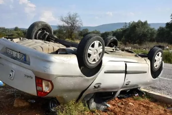 Otomobil refüje çarpıp takla attı, aynı aileden 4 kişi yaralandı Otomobil refüje çarpıp takla attı, aynı aileden 4 kişi yaralandı