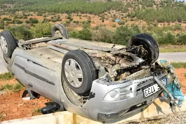 Otomobil refüje çarpıp takla attı, aynı aileden 4 kişi yaralandı Otomobil refüje çarpıp takla attı, aynı aileden 4 kişi yaralandı