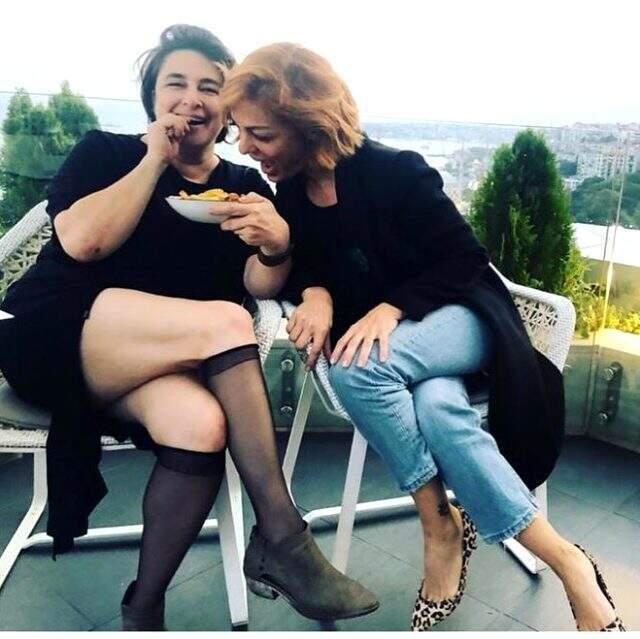 Oyuncu Esra Dermancıoğlu, eteğinin kalçasına kadar açıldığı pozla takipçilerini çileden çıkardı