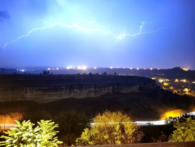 Safranbolu'da yıldırımlar geceyi aydınlattı