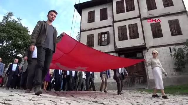Safranlı macun alabilmek için yarıştılar Safranlı macun alabilmek için yarıştılar
