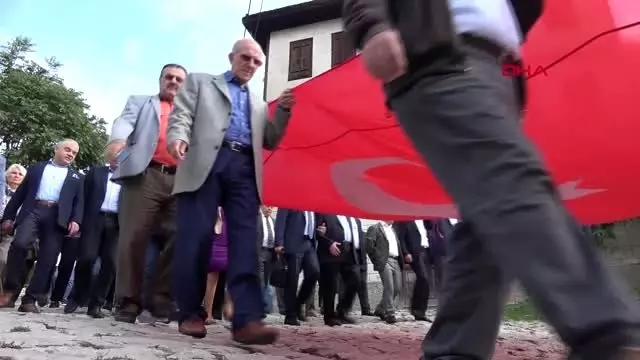 Safranlı macun alabilmek için yarıştılar Safranlı macun alabilmek için yarıştılar