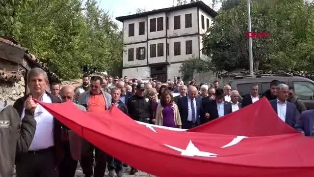 Safranlı macun alabilmek için yarıştılar Safranlı macun alabilmek için yarıştılar