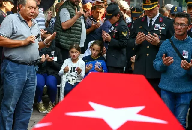 Şehit babaya asker selamıyla veda Şehit babaya asker selamıyla veda