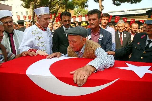 Şehit babaya asker selamıyla veda Şehit babaya asker selamıyla veda