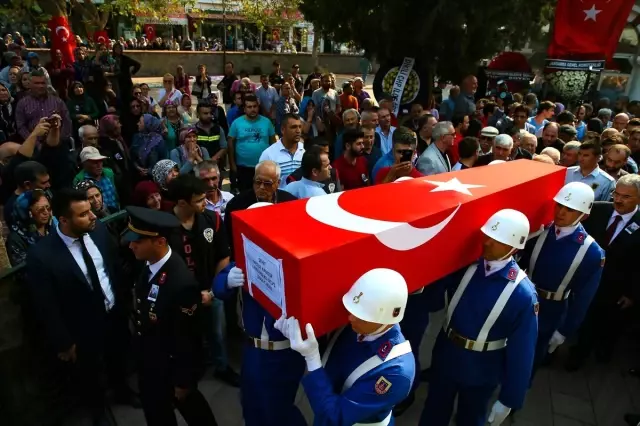 Şehit babaya asker selamıyla veda Şehit babaya asker selamıyla veda