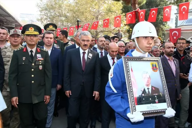 Şehit babaya asker selamıyla veda Şehit babaya asker selamıyla veda