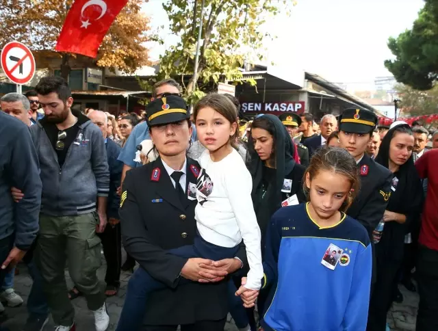Şehit babaya asker selamıyla veda Şehit babaya asker selamıyla veda