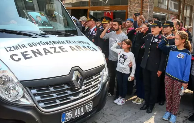 Şehit babaya asker selamıyla veda Şehit babaya asker selamıyla veda